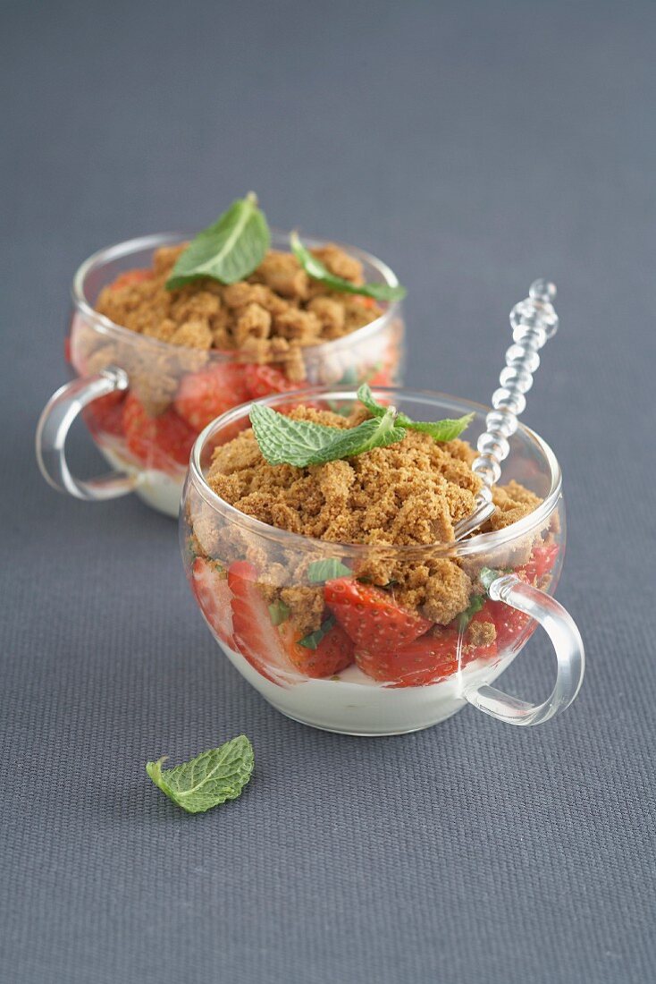 Schneller Crumble mit Erdbeeren und Spekulatius