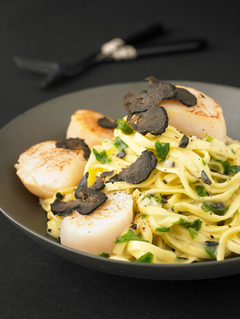 Pasta with scallops and truffles
