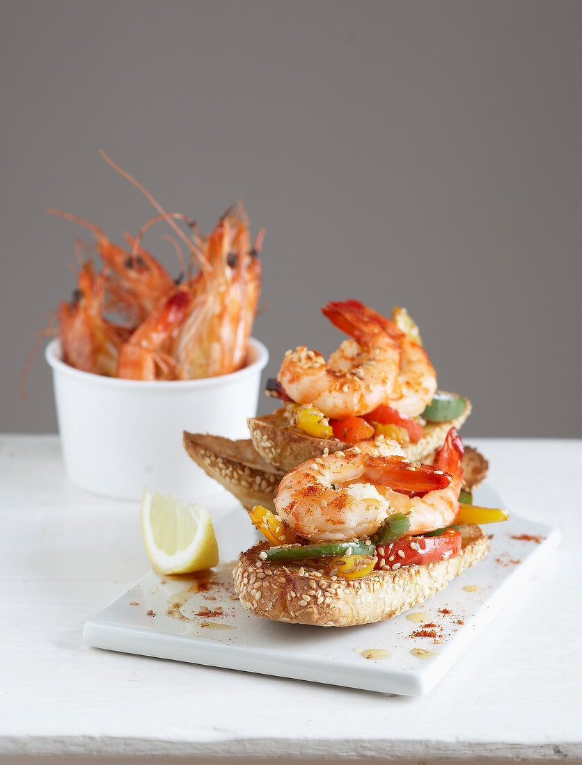 Belegtes Brot mit Garnelen und dreierlei Paprika