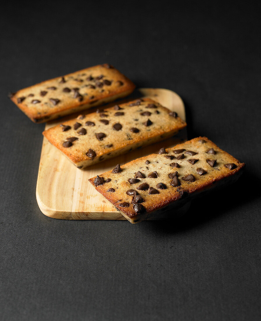 Financiers (Mandelbiskuit, Frankreich) mit Schokotropfen