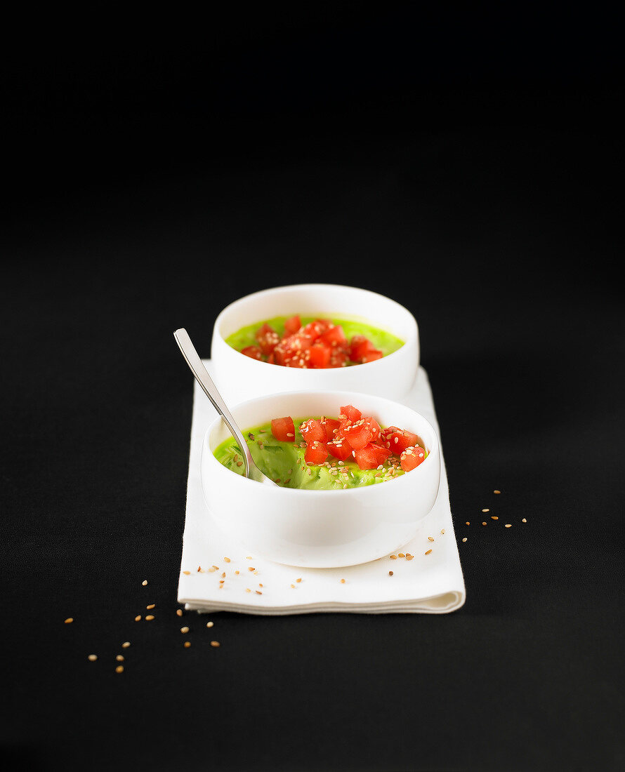 Avocado-Panna Cotta mit Tomatenwürfeln und Sesam