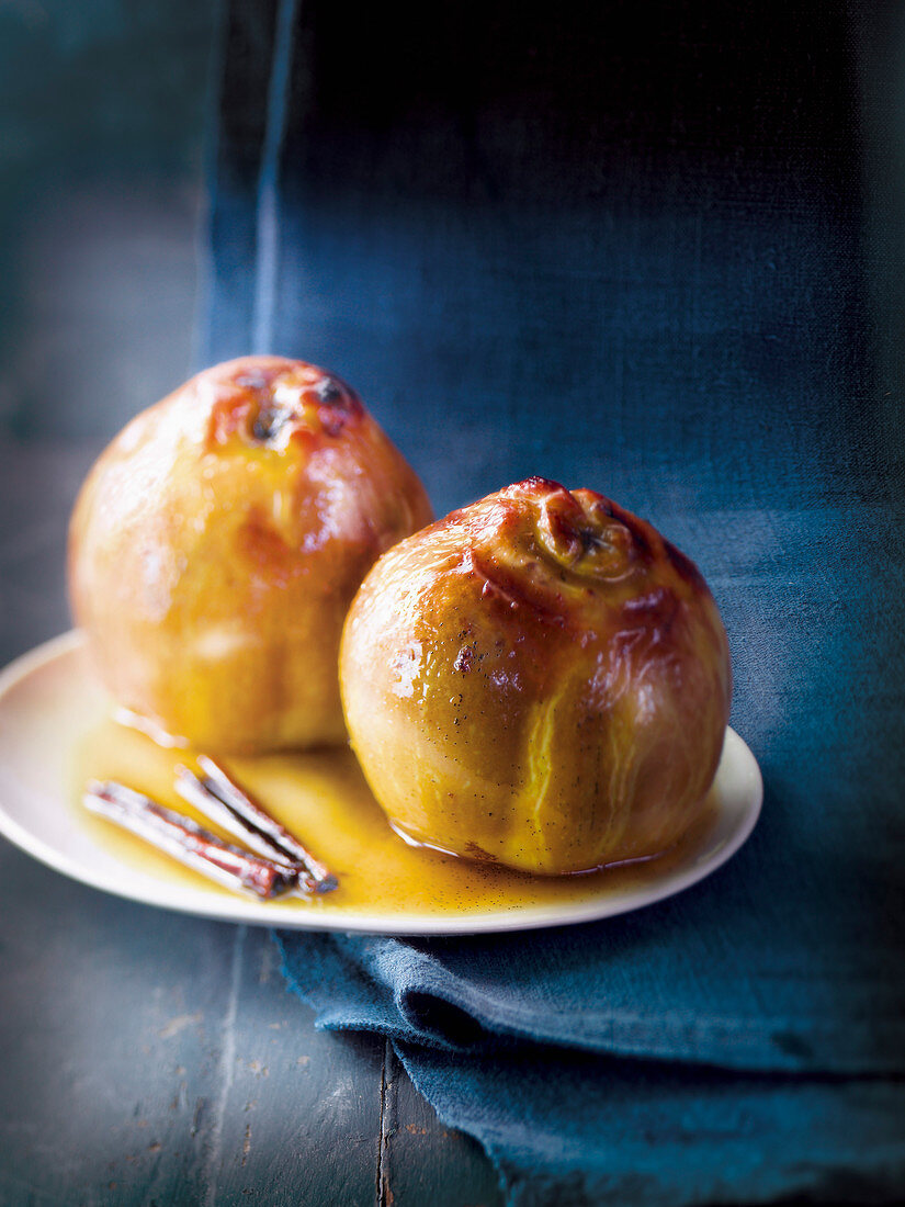 Baked quince with cinnamon