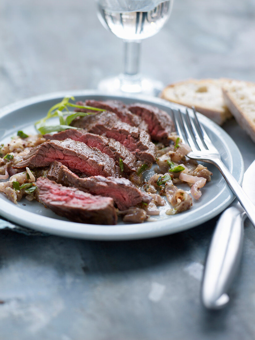 Rinderfilet mit Estragon, Austernpilzen und Zwiebeln