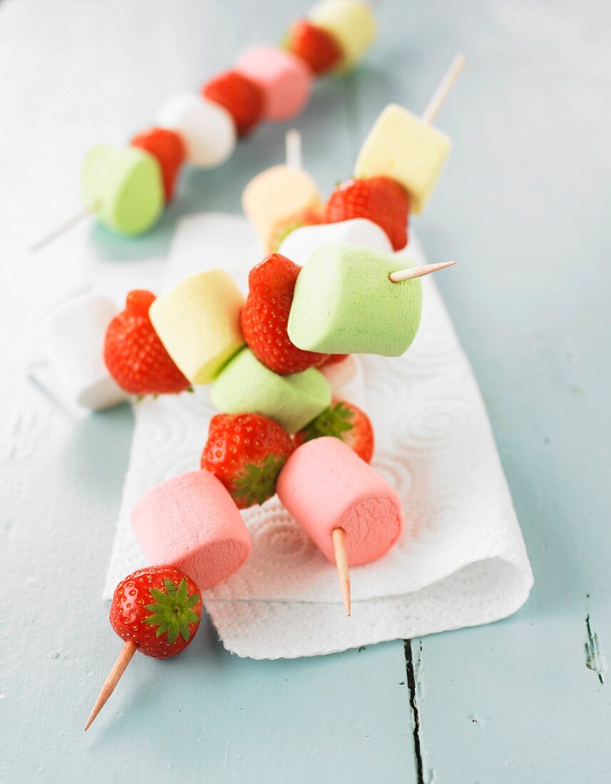 Bunte Marshmallow-Erdbeer-Spiesse