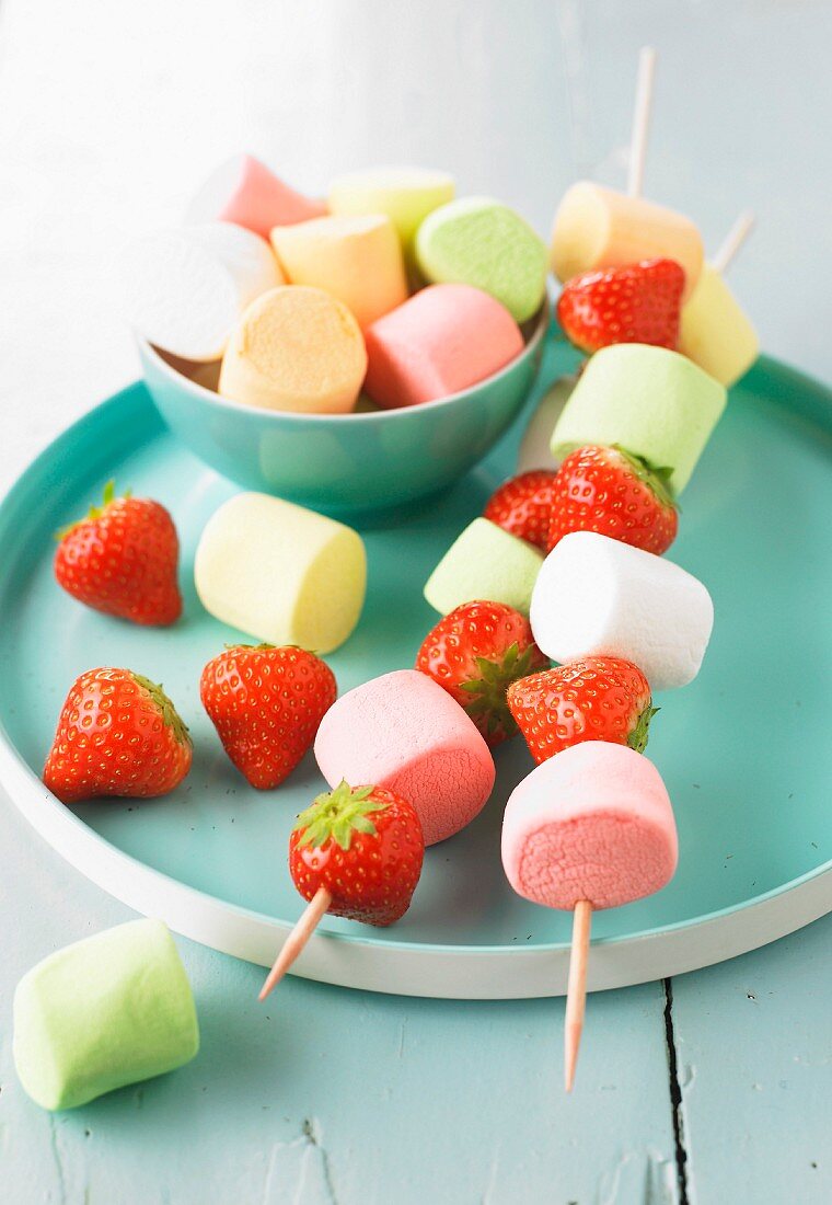 Süsse Spiesse mit Marshmallows und Erdbeeren