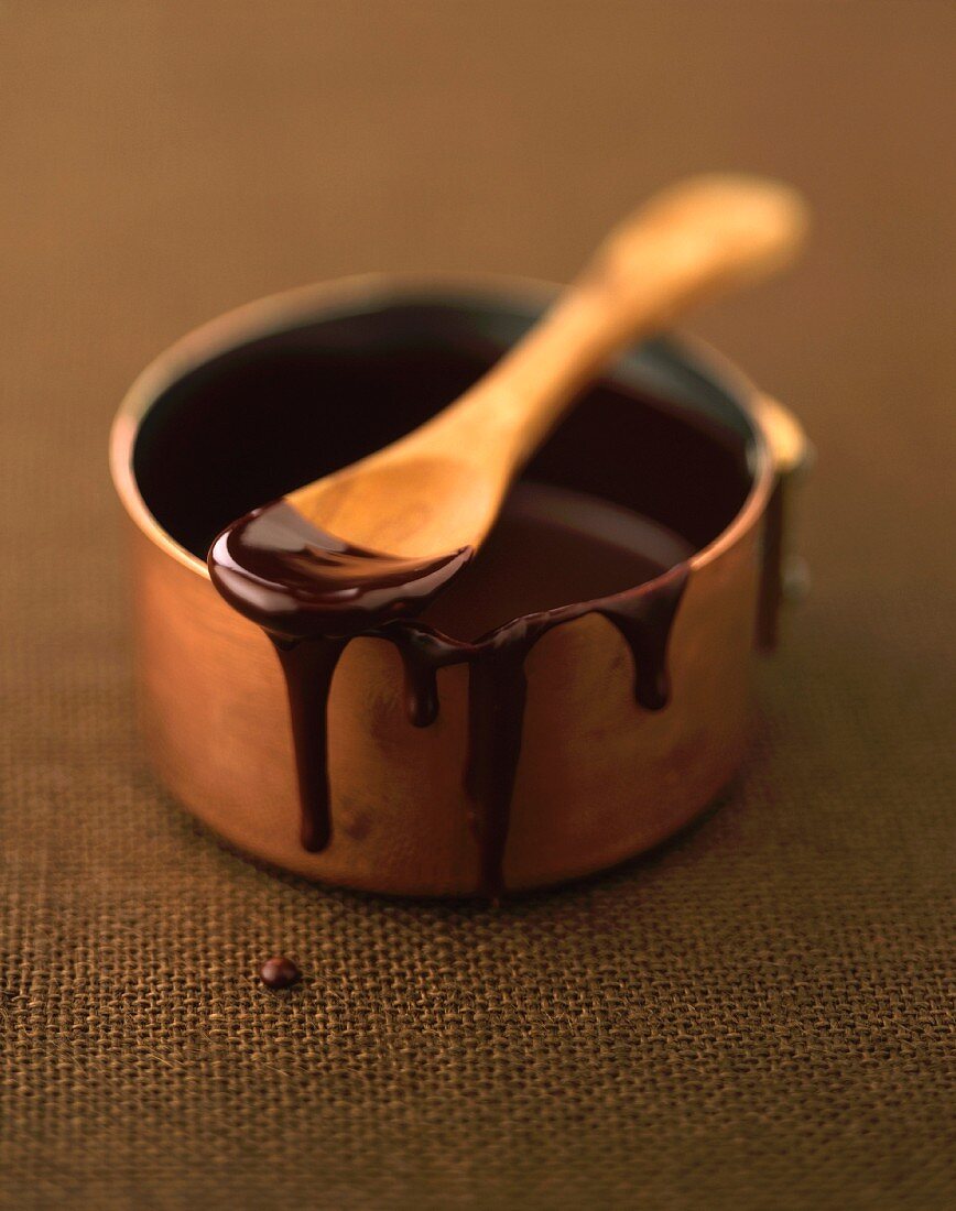 Geschmolzene Schokolade in einem Kochtopf