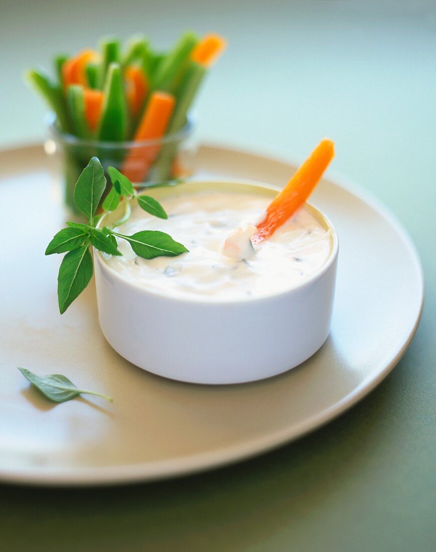 Paprika-Sticks mit Kräuter-Dip