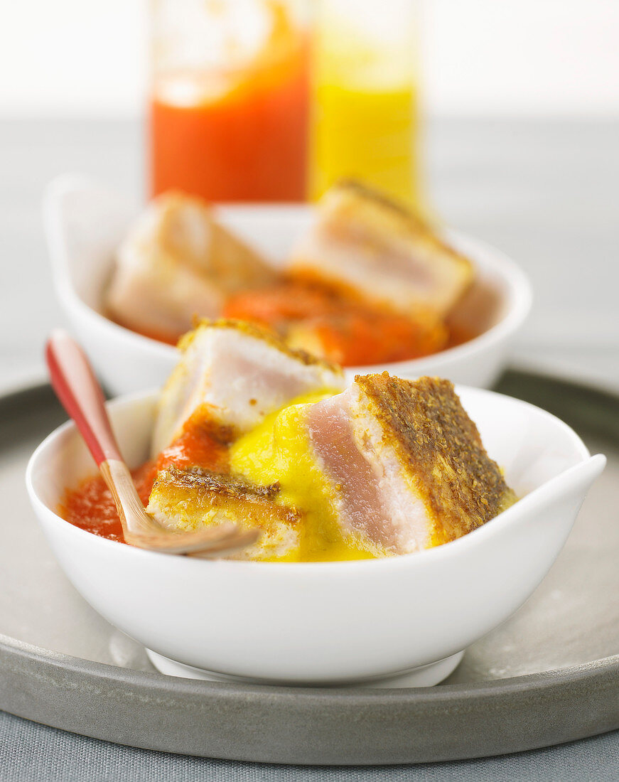 Half-cooked tuna with pureed peppers