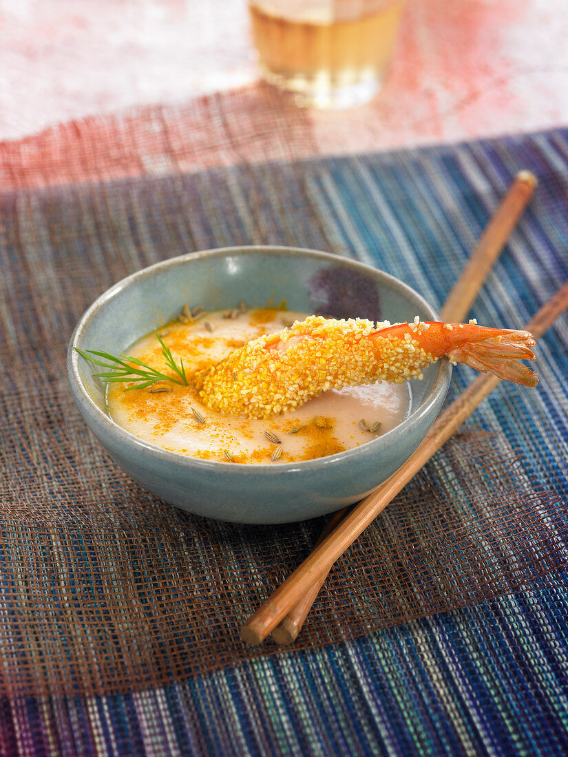 weiße Bohnencremesuppe mit gebratenen Sesam-Gambas (Asien)