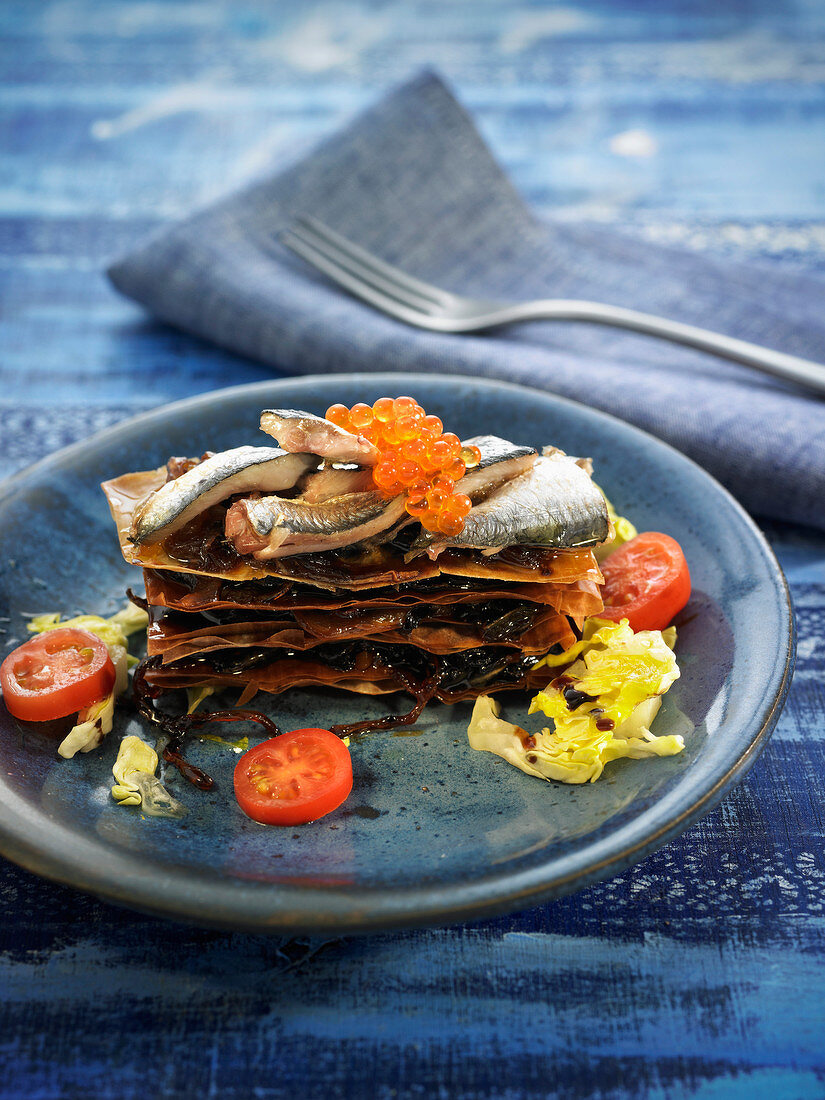 Lasagne aus Filoteig mit Hering, geschmorten Zwiebeln und Forellenkaviar