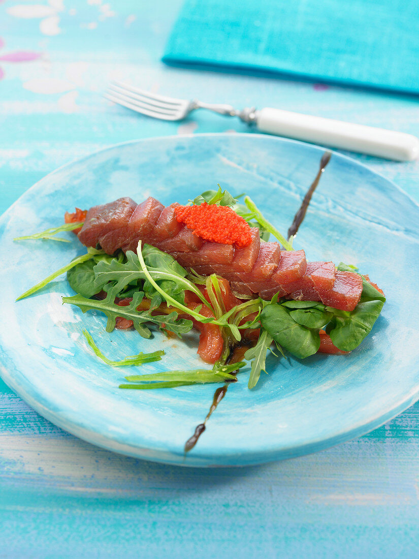 Salat mit Thunfisch-Sashimi, Tomatenconfit, Rucola und Feldsalat