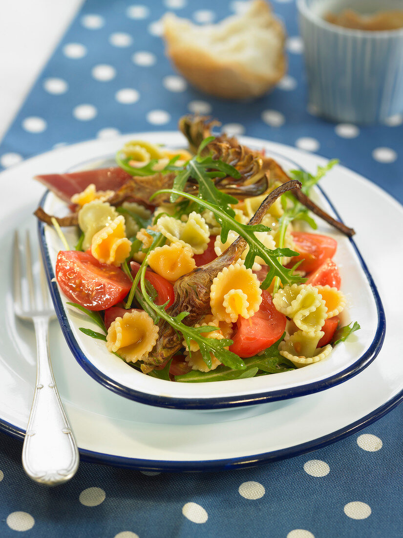 Pasta, rocket lettuce, artichoke, cherry tomato and ham salad