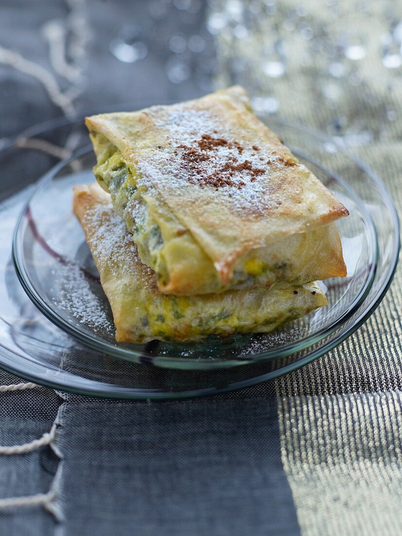 Pastilla (marokkanische Pastete) mit Hähnchen und Mandeln