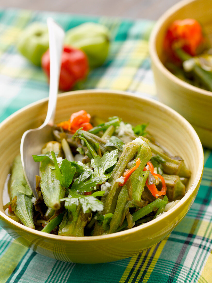 Salat mit Okra und Chili