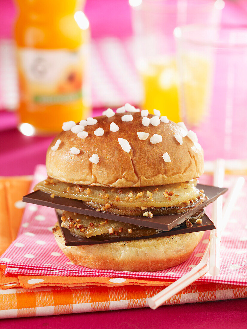 Süßer Burger mit Birne und Schokolade