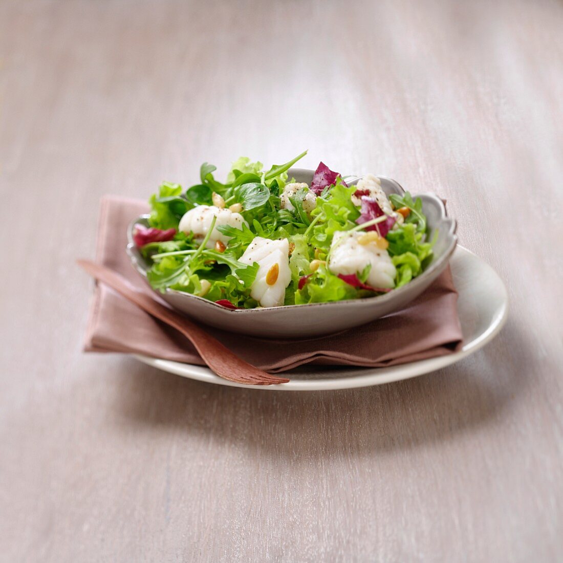 Salat mit Seeteufel und Pinienkernen