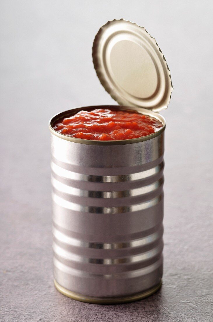 Tomatenpüree in geöffneter Konservendose