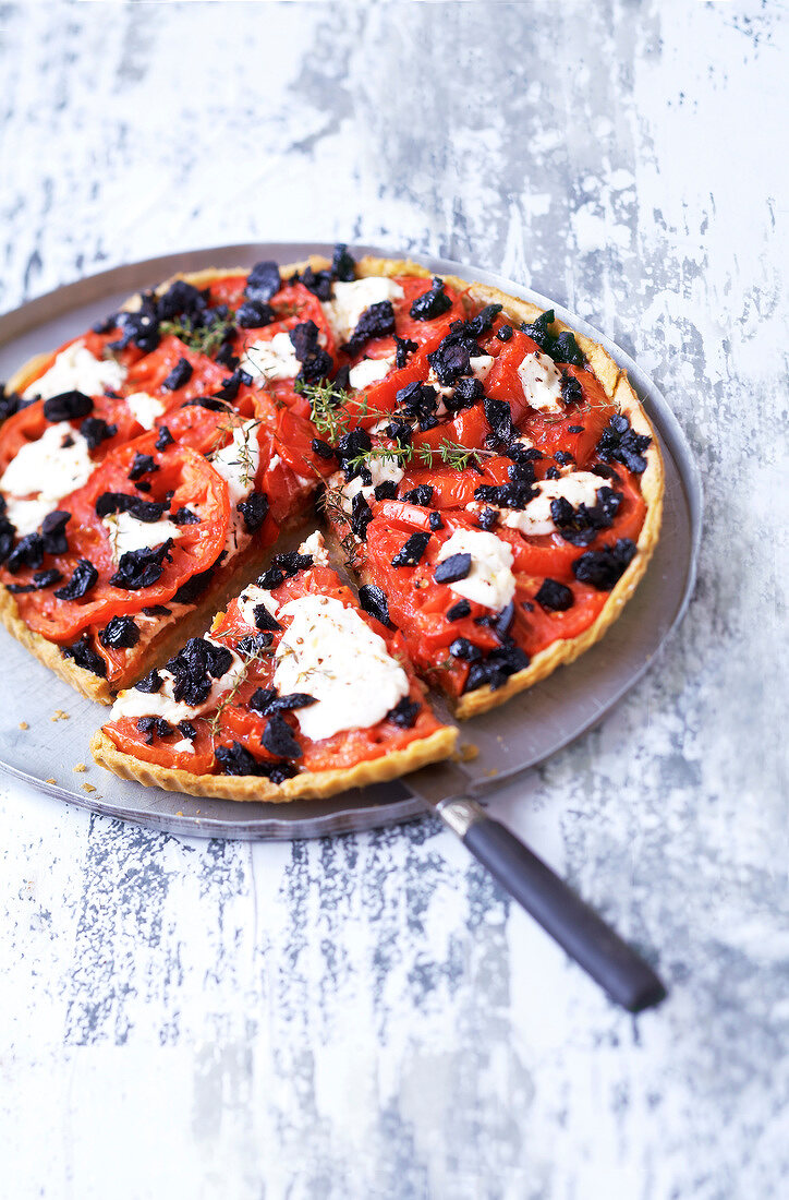 Herzhafte Tarte mit Tomaten, schwarzen Oliven und Ziegenkäse