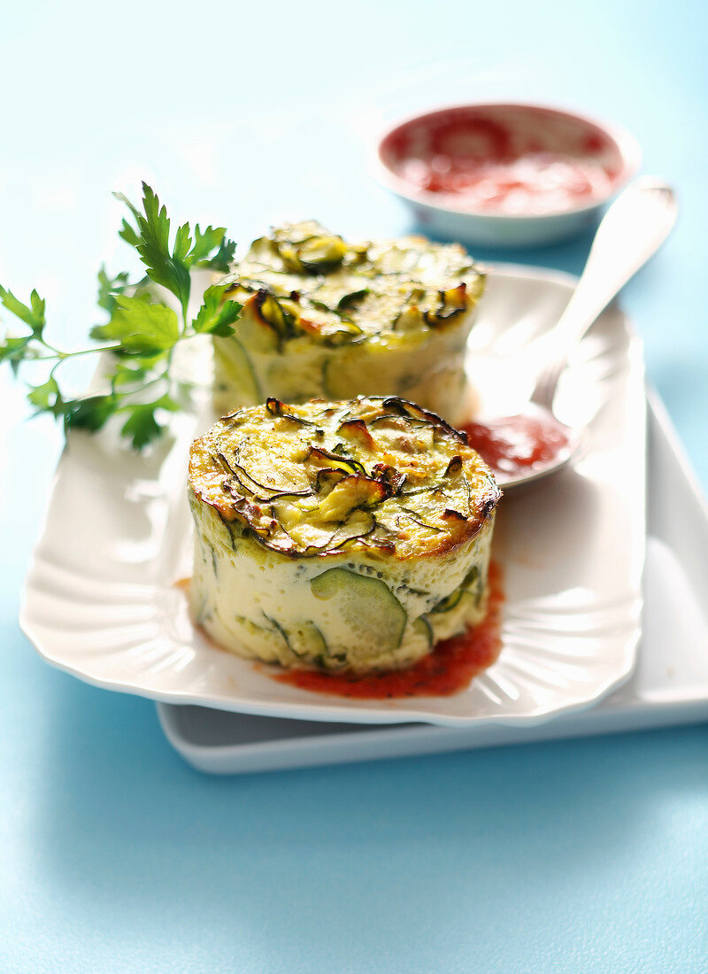 Zwei Zucchiniflans mit Tomatencoulis