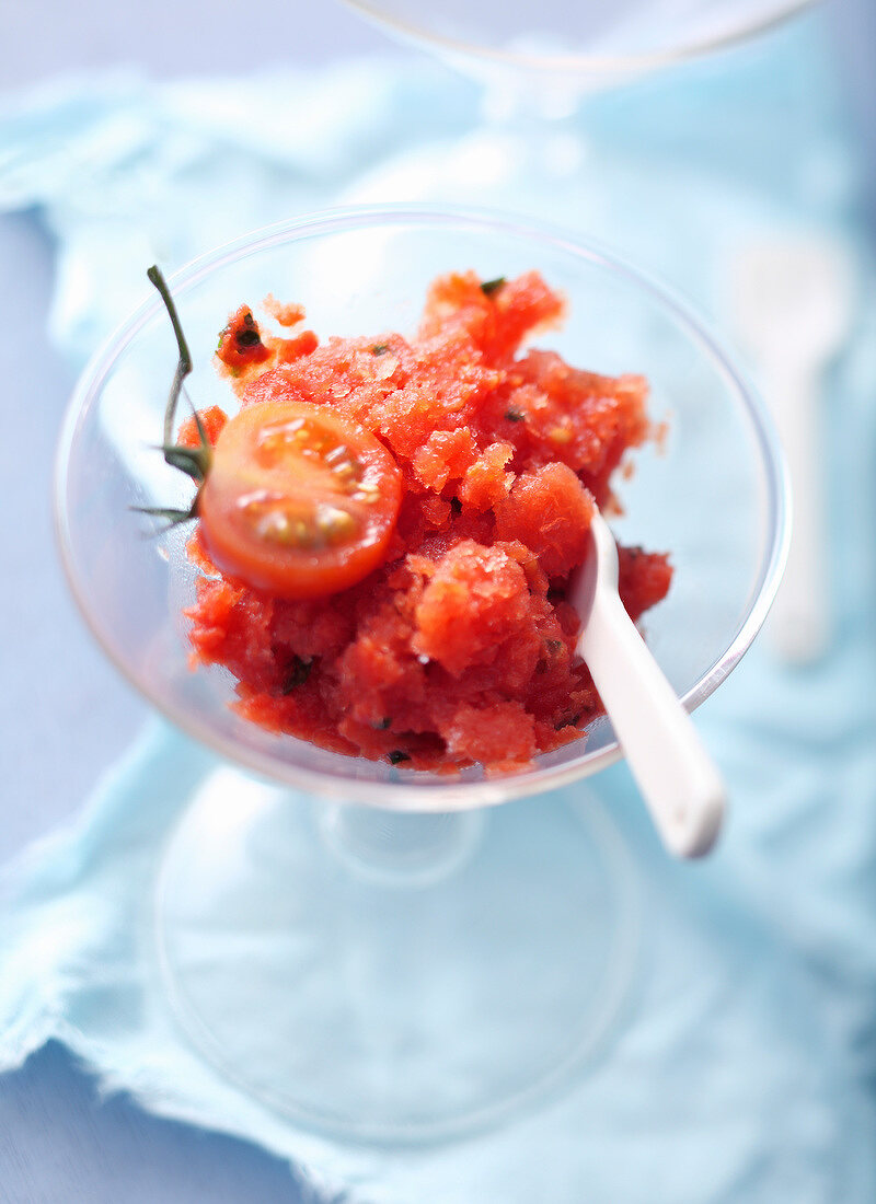 Tomaten-Granita in Cocktailglas
