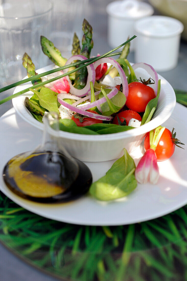 Salat mit jungem Spinat, Feta, Kirschtomaten und grünem Spargel