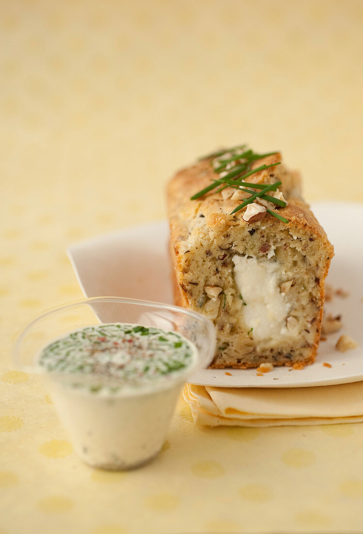 Herzhafter Kastenkuchen mit Ziegenkäse, Haselnüssen und Schnittlauch, Schnittlauchcreme