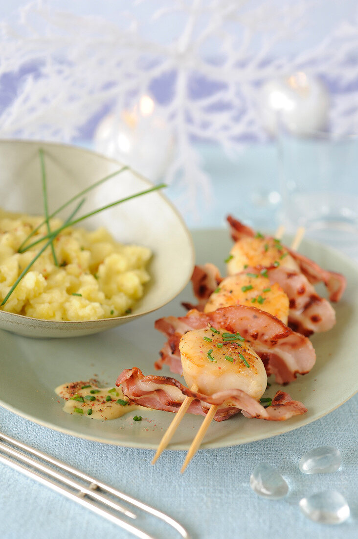 Scallop and bacon brochette with white butter sauce