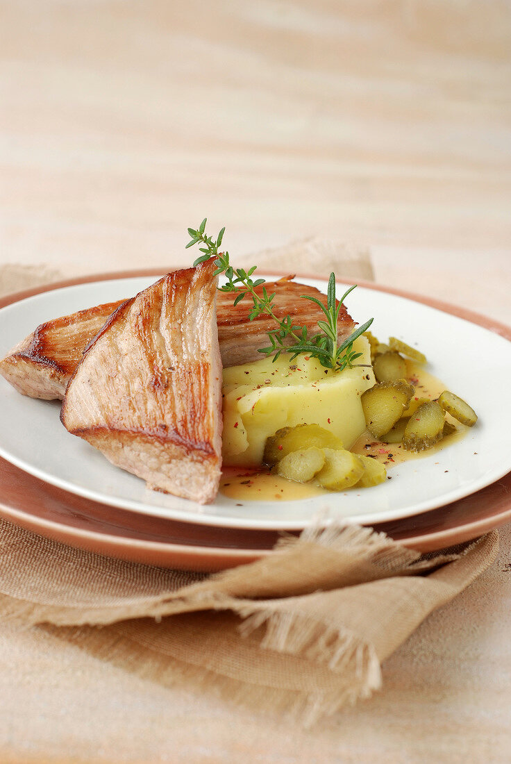 Schweineschnitzel mit Sauce Charcutière und Kartoffelstampf