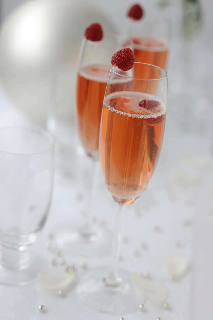 Himbeer-Champagner in Gläsern