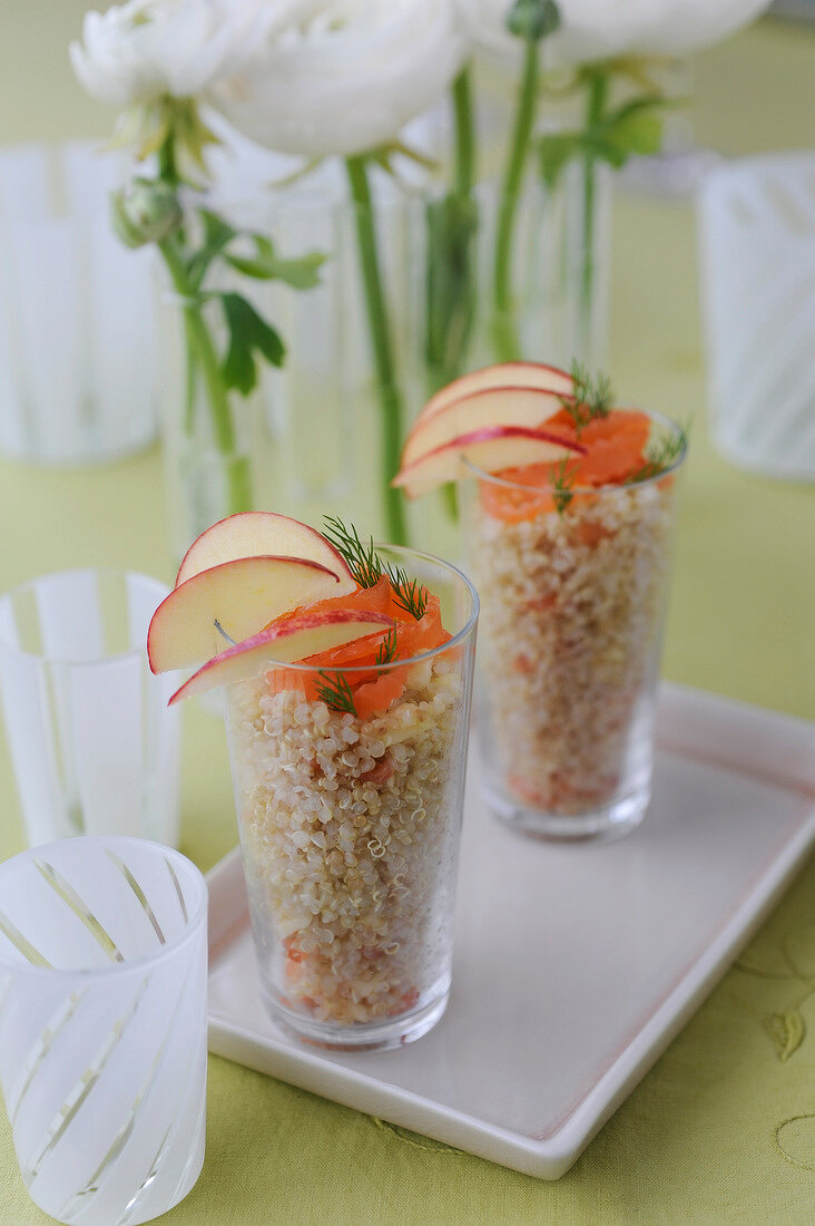 Quinoa mit Räucherforelle in zwei Gläsern