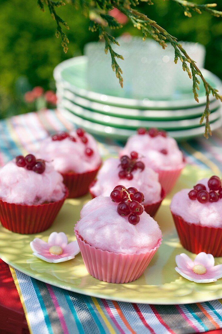 Cupcakes mit roten Johannisbeeren und Zuckerwatte