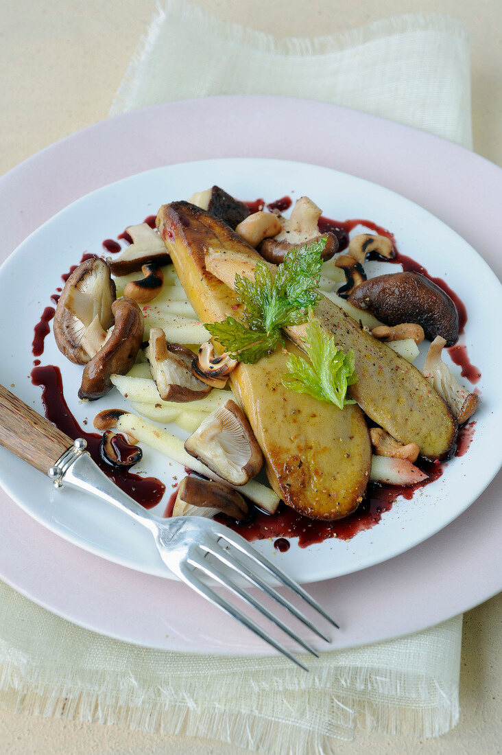 Schnitzel von Foie Gras mit Portweinreduktion und Shitakepilzen