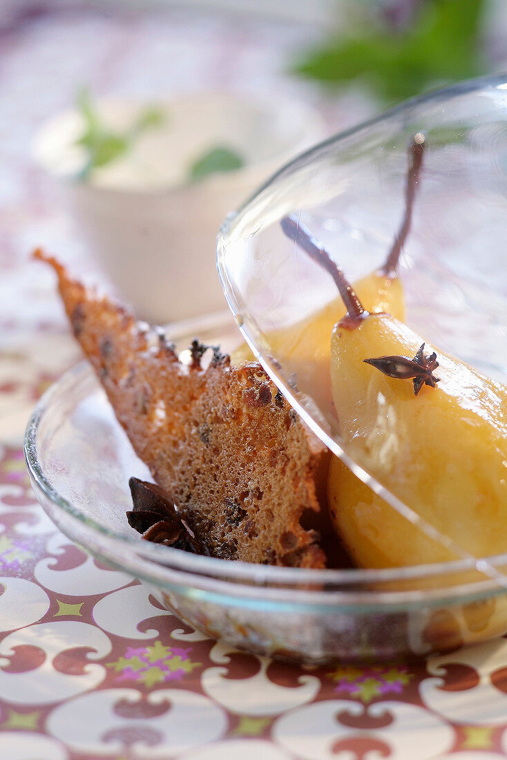 Geschmorte Birne mit Sternanis und Honigkuchen