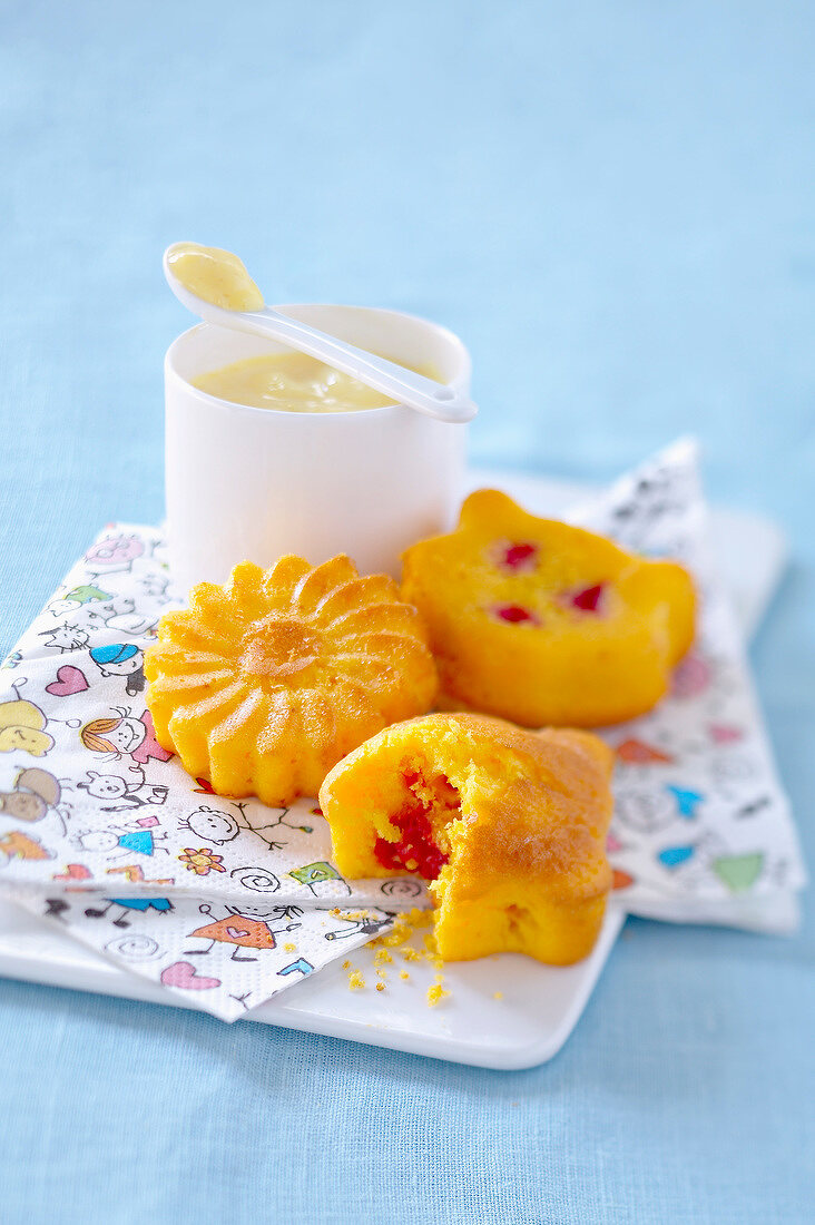 Vanilleküchlein mit Apfel und Himbeeren für Kinder