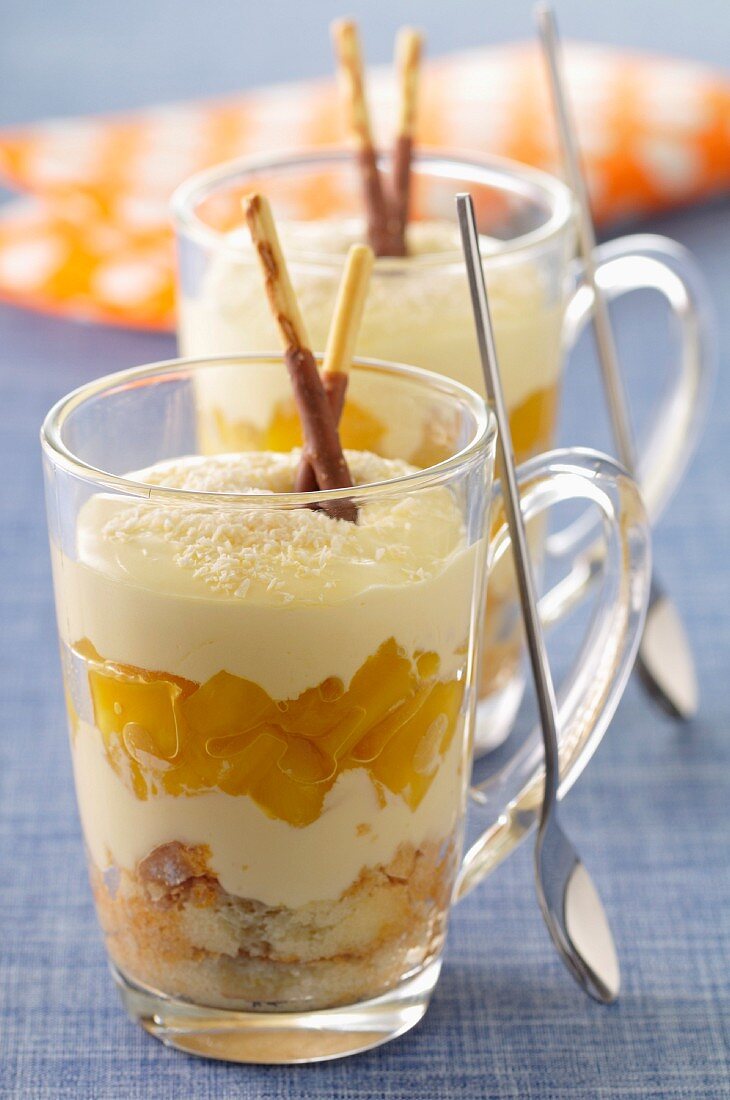 Kokos-Tiramisù mit karamellisierter Mango