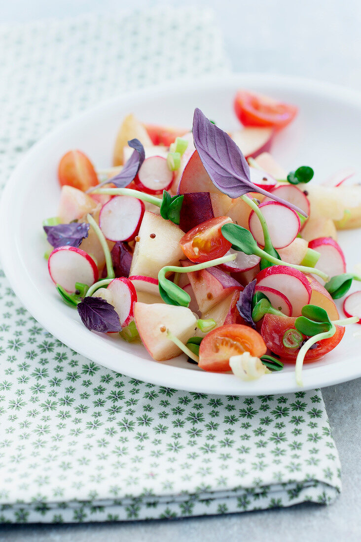 Salat mit weissen Pfirsichen, Radieschen, Cocktailtomaten und lila Basilikum