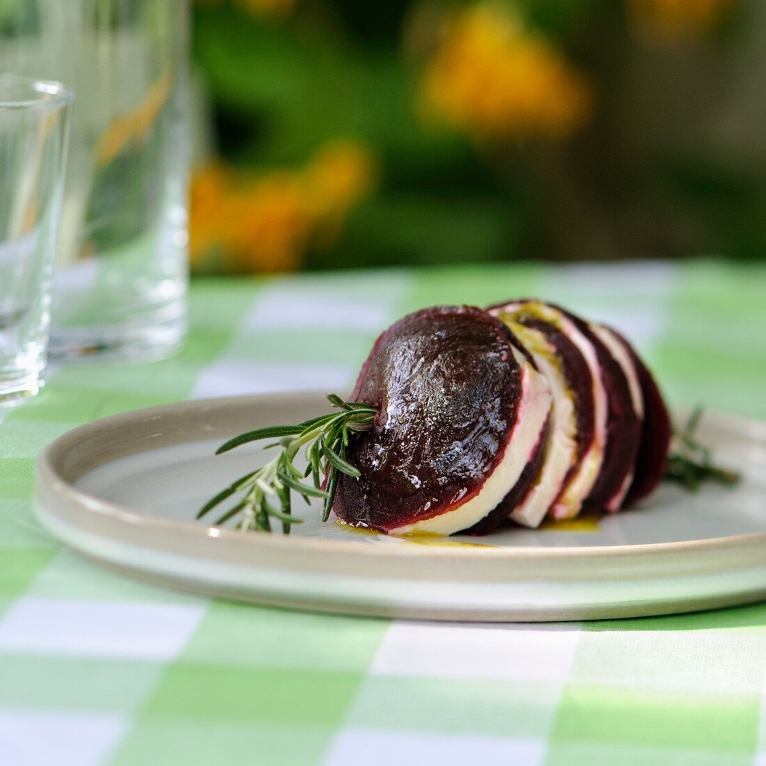 Schichttörtchen mit Roter Bete und Mozzarella