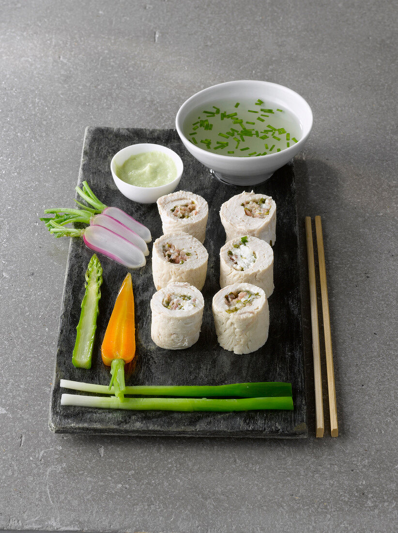 Maki-Sushi mit gekochtem Huhn