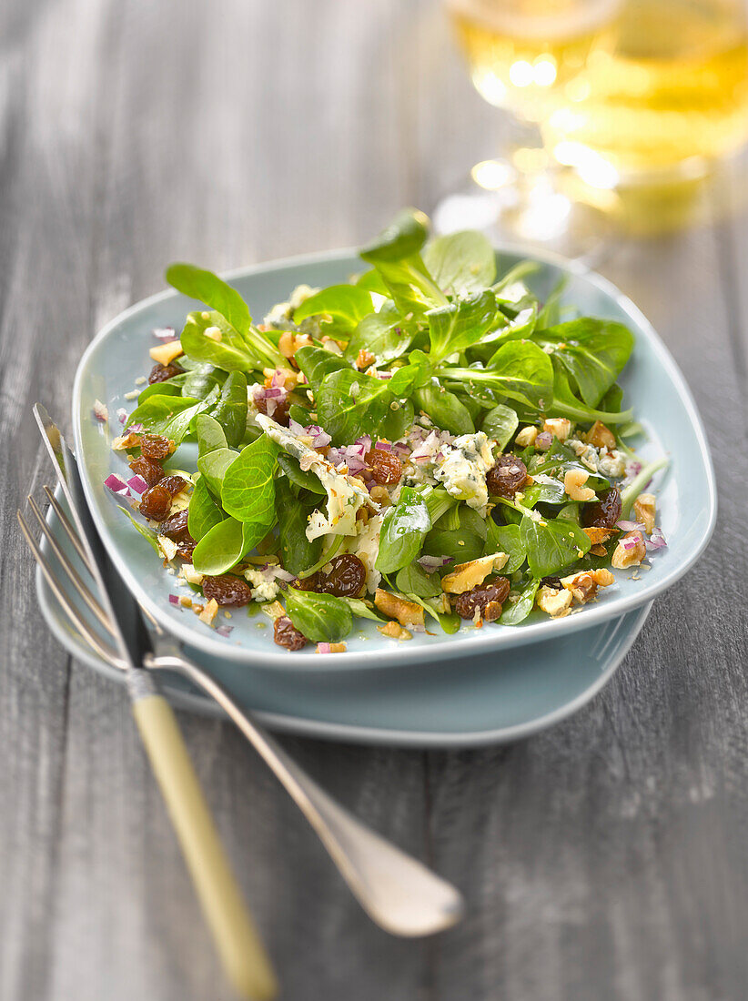 Feldsalat mit Gorgonzola, Rosinen und Walnüssen