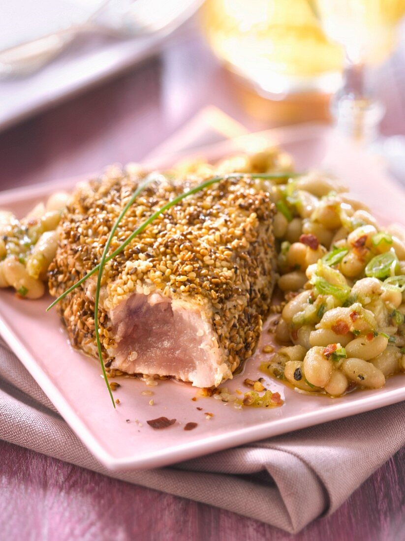 Half-cooked tuna in sesame crust and pan-fried white haricot beans