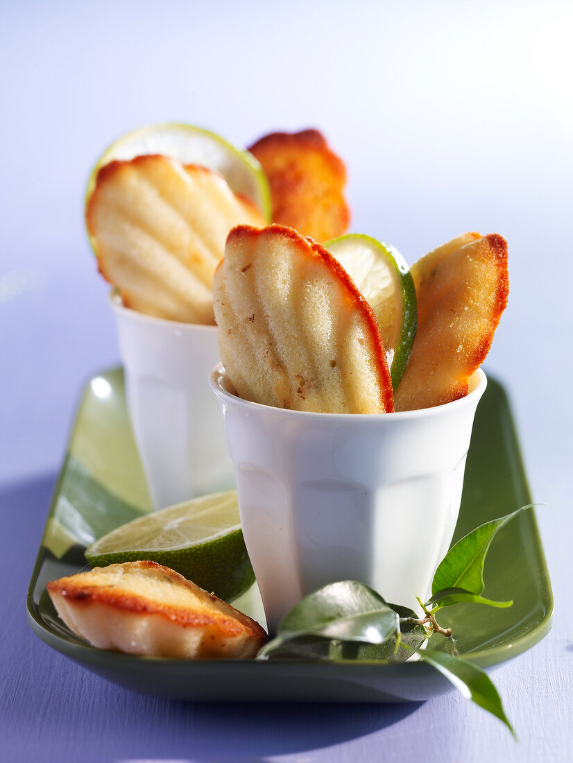 Limetten-Madeleines in zwei Bechern