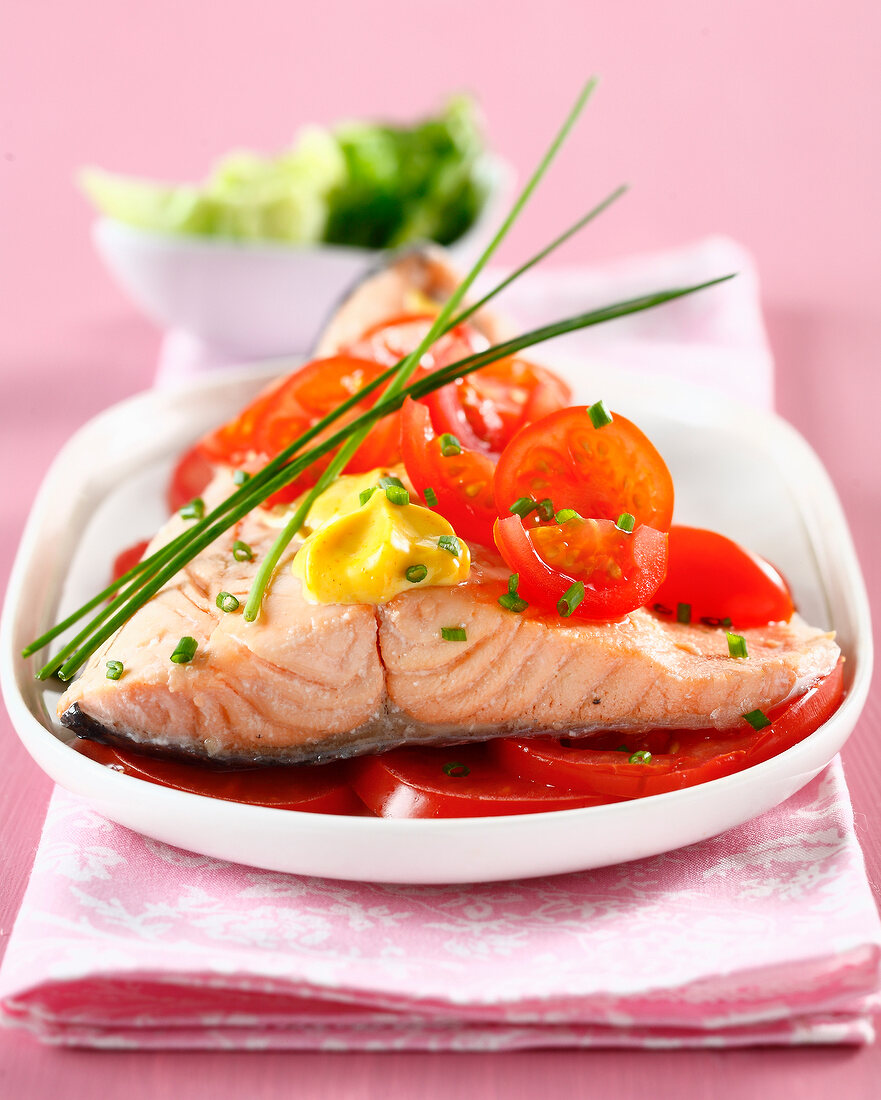 Gedämpfter Lachs mit Tomaten