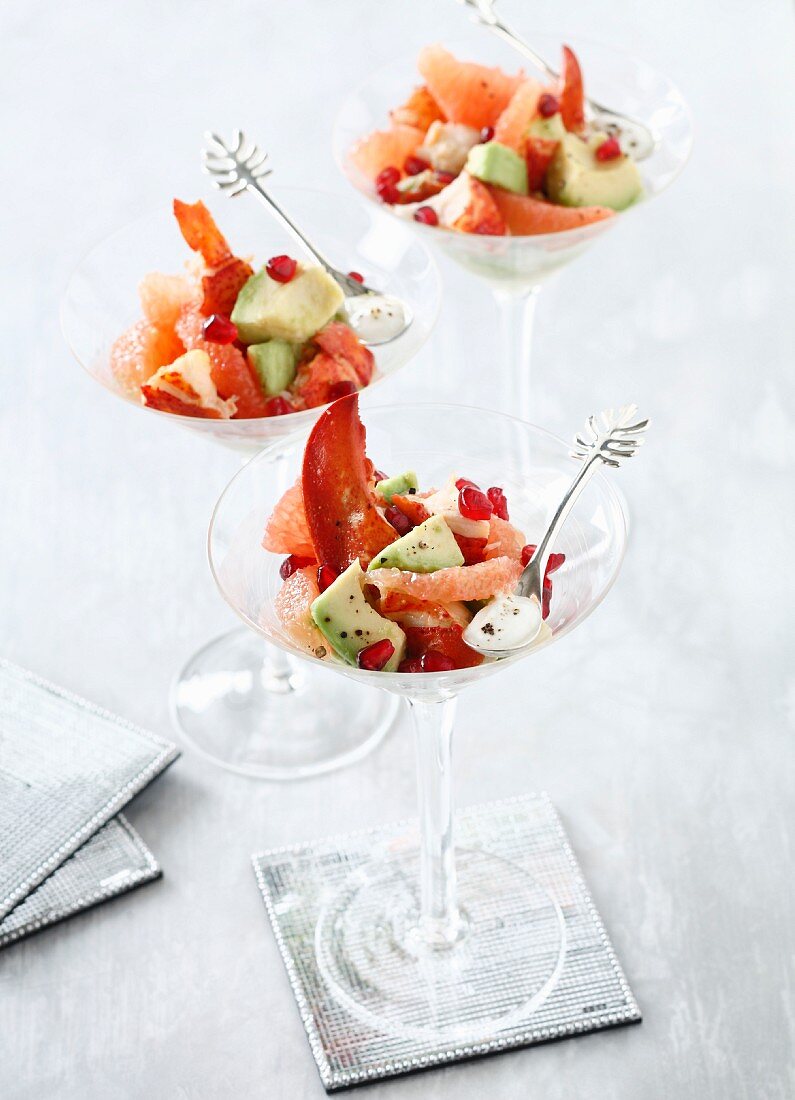 Salat mit Hummer, Avocado, Granatapfelkernen und Grapefruit