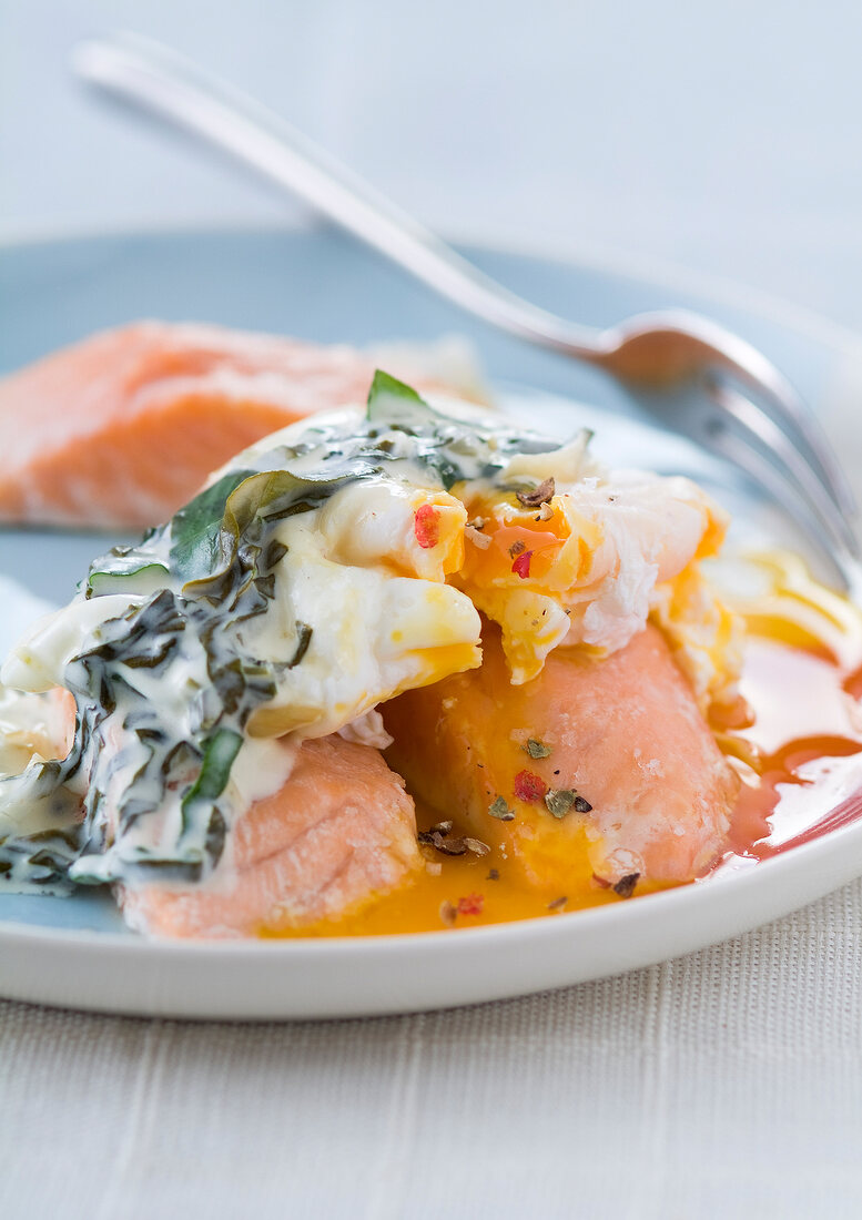 Lachs mit wachsweichem Ei und Spinat