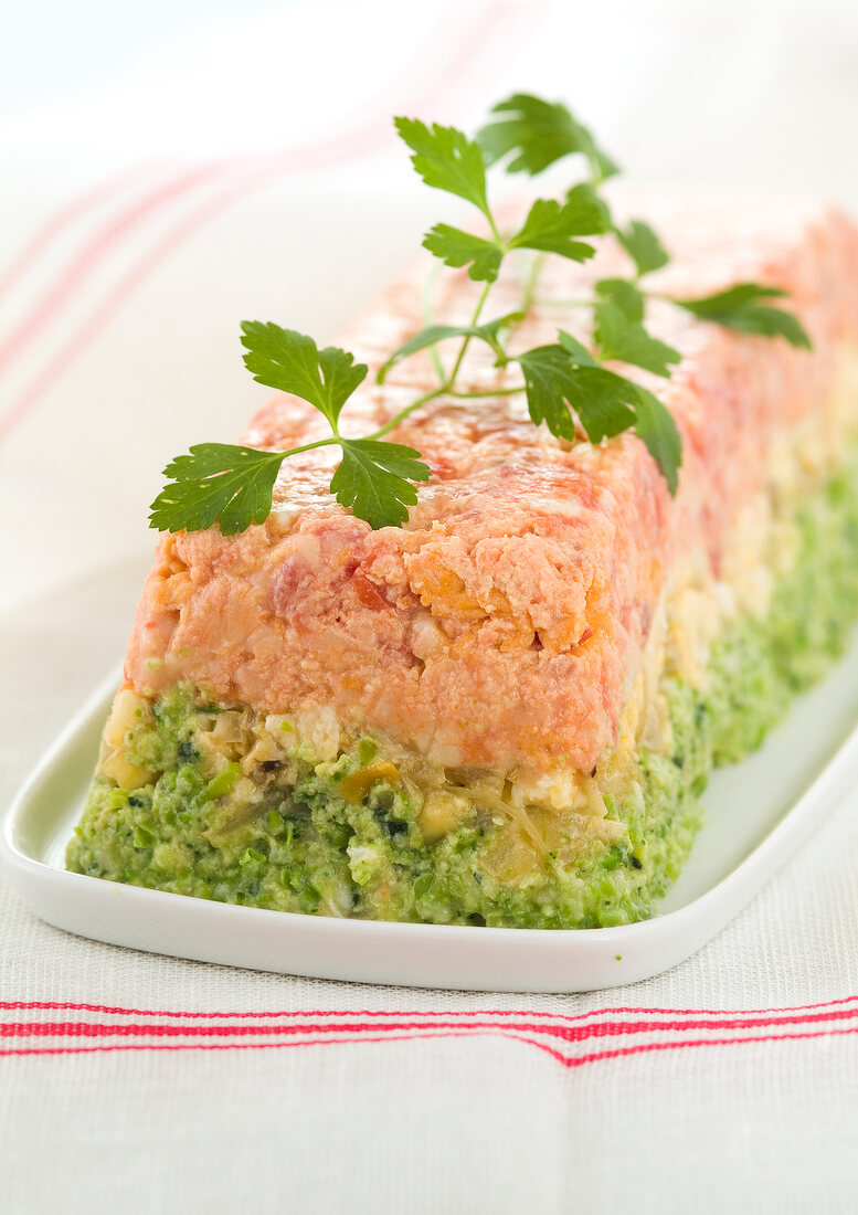 Dreifarbige Terrine mit Lachs und Gemüse