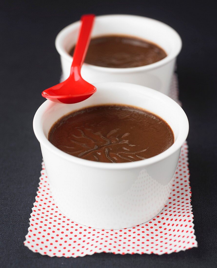 Schokoladencreme mit rotem Plastiklöffel