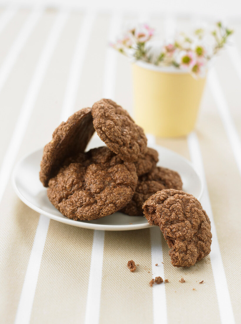 Schokoladencookies auf weißem Teller