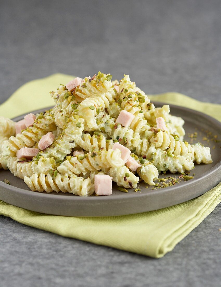 Fusillis with pistachios and diced ham