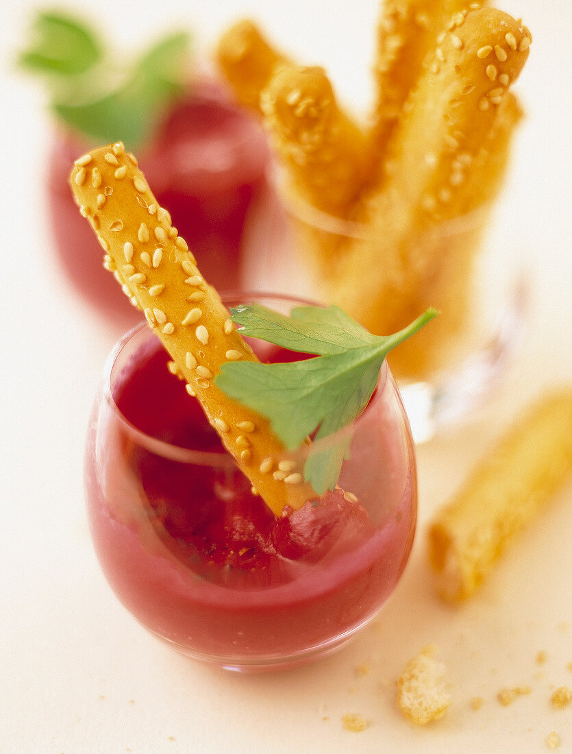 Rote-Bete-Creme in Gläsern mit knusprigen Sesam-Sticks