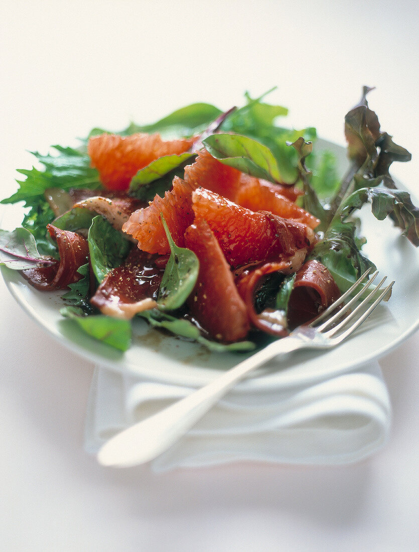 Salat mit geräucherter Entenbrust und Grapefruit